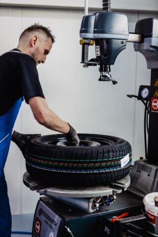 Servisní technik a kontrola pneumatik