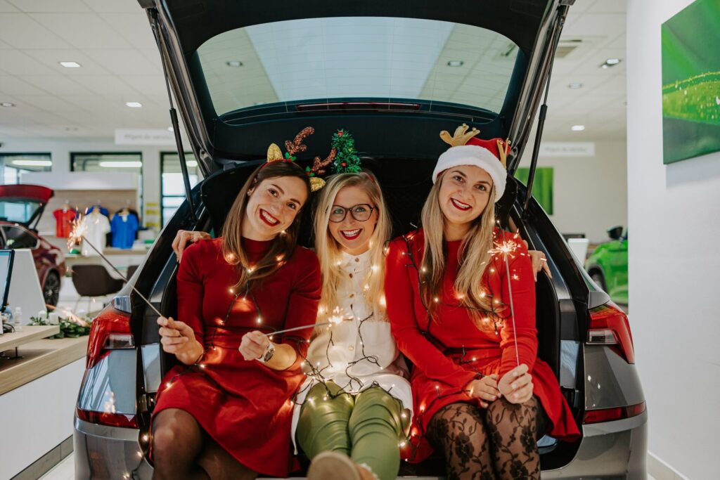 Veselé Vánoce Vám přeje také tato krásná posádka AUTOCENTRA Jičín - (zleva) Lucie Jodasová, Šárka Šulcová, Ester Králová 