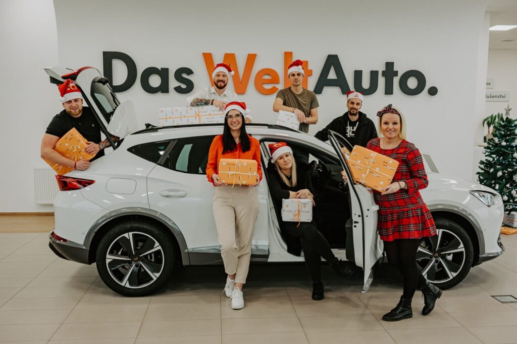 Kristýna Fejfarová spolu se zbytkem týmu Das WeltAuto