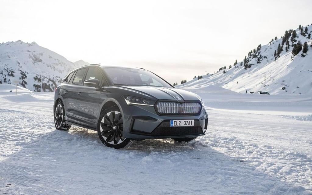 Ilustrační foto - elektromobil Škoda ENYAQ iV na sněhu