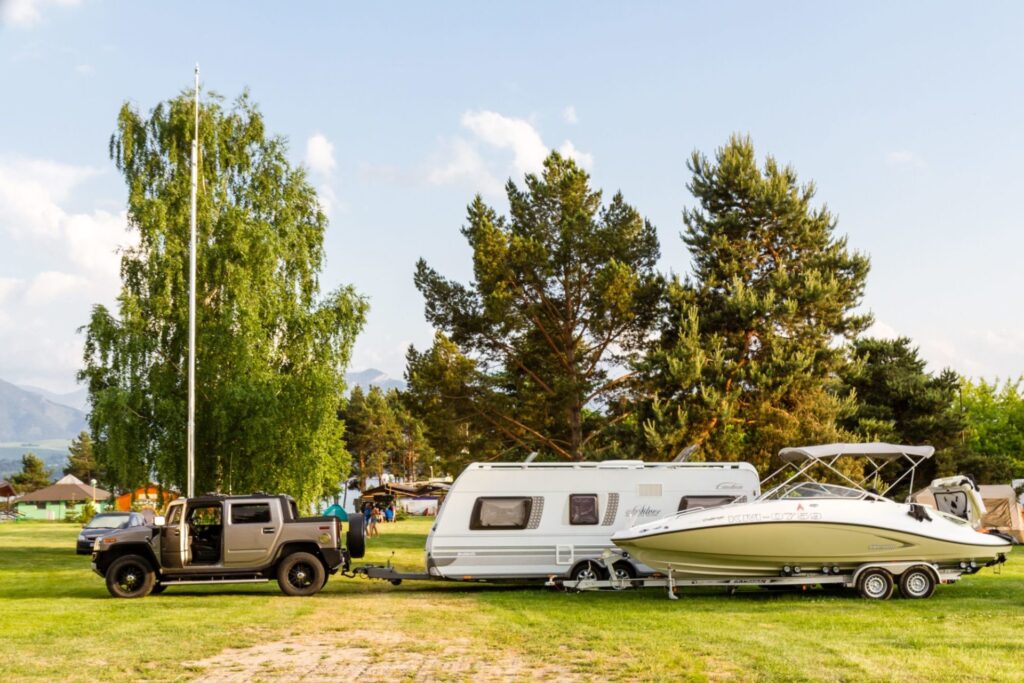 Camping na břehu Liptovskej Mary.