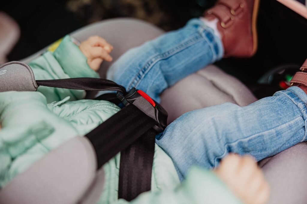Detailní pohled na bezpečné uchycení dětské sedačky ISOFIX v rodinném voze.